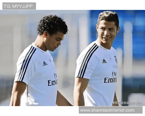 昔日足球明星重聚赛场再续友情岁月共话辉煌回忆