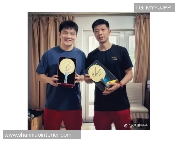 李晨与足球明星亲密合影展现运动精神与友谊的完美结合